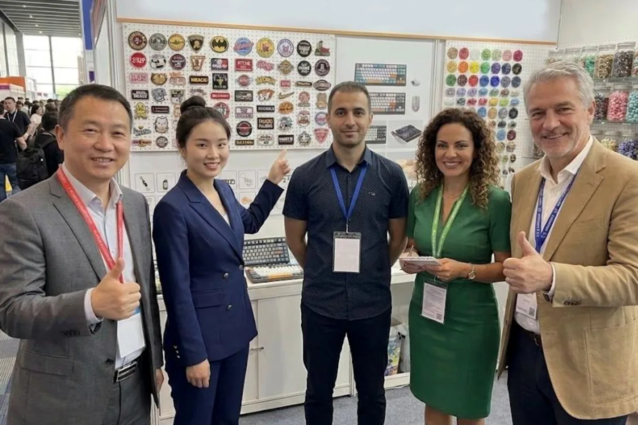 WeFlow team presenting custom products to buyers at an international trade show